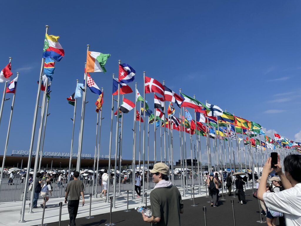 大阪万博 西ゲート 国旗